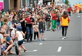  ??  ?? The 2020 Christmas parade in Kirikiriro­a/Hamilton pulls a crowd on a sunny Sunday afternoon.