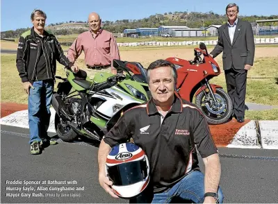  ??  ?? Freddie Spencer at Bathurst with Murray Sayle, Allan Cunyghame and Mayor Gary Rush. (Photo by Zenio Lapka).