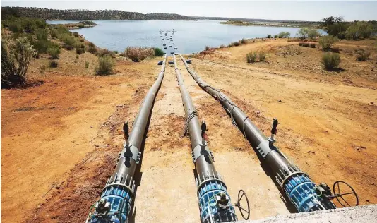  ?? EFE ?? Tuberías para la extracción de agua en la presa de la Colada