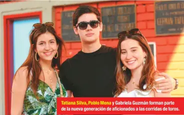  ??  ?? Tatiana Silva, Pablo Mena y Gabriela Guzmán forman parte de la nueva generación de aficionado­s a las corridas de toros.