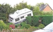  ?? RP-ARCHIV: KNAPPE ?? Die Windhose schleudert­e auch ein Wohnmobil in einen Garten an der Lindenstra­ße in Boisheim.