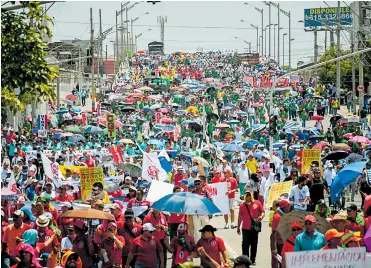  ?? CÉSAR BOLÍVAR ?? Marcha de las centrales obreras en Barranquil­la por la calle Murillo, realizada el pasado 1 de mayo.