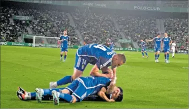  ?? ?? Los jugadores del Oviedo celebran el primer tanto, obra de Colombatto.