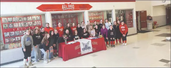  ?? David Jacobs/sdg Newspapers ?? Kendal Parsons is with her teammates on the Shelby Whippets softball team plus Terra coach Troy Lewis and Whippets softball coach Samantha Martin at Thursday’s signing ceremony.