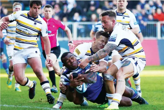  ?? PICTURES: Getty Images ?? Building a lead: Semesa Rokoduguni touches down Bath’s first try