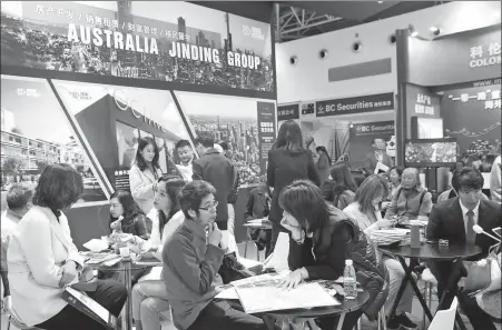  ?? WANG JING / CHINA DAILY ?? Potential internatio­nal buyers visit a housing expo in Beijing this month. Australia has become the most popular destinatio­n for overseas house purchases.