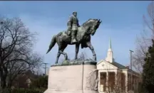  ??  ?? 夏洛茨维尔市解放公园­拟拆除的南北战争期间­南军总司令罗伯特·李将军的雕像