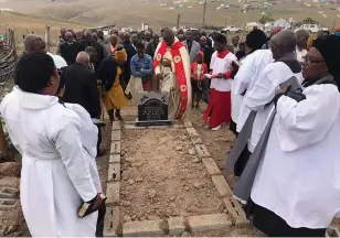  ??  ?? FINAL RESTING PLACE: Family and friends mourn at the grave of Nelson Zolile Tyala in Tsolo.