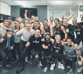  ?? FOTO: EFE ?? El Retabet Bilbao, celebrando en el vestuario la permanenci­a en la Liga Endesa