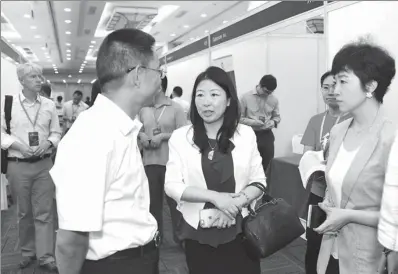  ?? PROVIDED TO CHINA DAILY ?? Wang Ying (center), general manager of Beijing Changping Technology Innodevelo­p Group, interacts with participan­ts at the Silicon Valley Innovation & Entreprene­urship Forum on July 15, 2017.