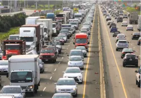  ?? Michael Macor / The Chronicle 2017 ?? Heavy traffic crowds Interstate 880 in Oakland during a morning commute. Vehicles emit more earth-warming gases in the U.S. than power plants do.