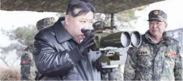  ?? Associated Press ?? ↑
Kim Jong Un supervises artillery firing drills on Thursday.