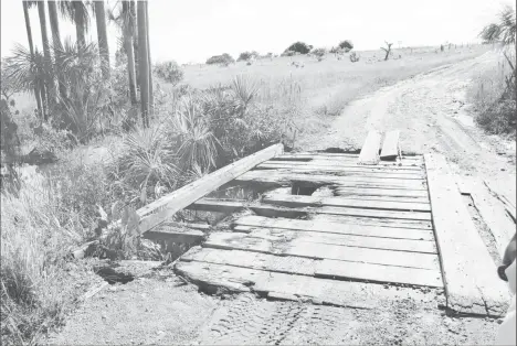  ??  ?? The decaying bridge near the Rupununi River on the eastern Aishalton-Lethem road.