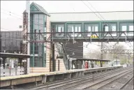  ?? Tyler Sizemore / Hearst Connecticu­t Media ?? The northbound platform of the Greenwich Metro-North station is empty in Greenwich on Wednesday.