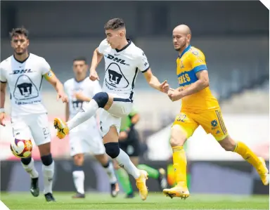  ?? / FOTO: MEXSPORT ?? Vásquez sale con pelota controlada, ante el agobio de González.