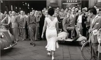  ?? MUSEO ITALO AMERICANO ?? Mario De Biasi’s 1954 photo titled “The Italians Turn Around” is featured in a photo exhibit centering on the post-World War II years at the Museo Italo Americano in San Francisco.