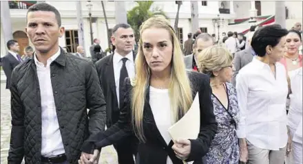  ??  ?? GILBER CARO. El ex preso político junto a Lilián Tintori, esposa del líder opositor Leopoldo López, en una manifestac­ión en Caracas.