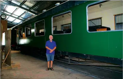  ?? PICTURE / SUPPLIED ?? DISHEARTEN­ED:Mike Bradshaw and the carriage that was tagged after $10,000 was spent refurbishi­ng it.