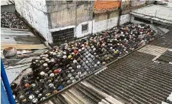  ?? 7.mai.2022/Divulgação - Polícia Civil ?? Capacetes encontrado­s pela Polícia Civil em telhado de loja no centro de São Paulo