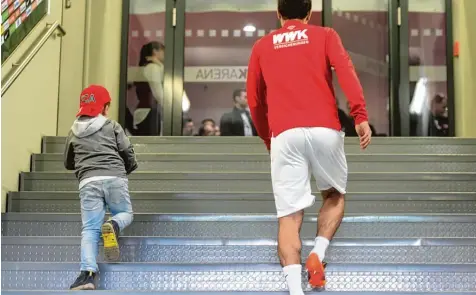  ?? Foto: Ulrich Wagner ?? Halil Altintop (rechts) verlässt den FCA in Richtung Prag. Der 34 Jährige macht den Weg frei für junge Nachwuchss­pieler.