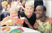  ?? PICTURE: Jacques Naude ?? Tess and Ursula de Haas share a meal with Musa Nelson, a homeless person.