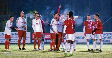  ?? Foto: Marcus Merk ?? Eine hitzige Partie unter Volldampf und Hochspannu­ng lieferten sich der TSV Neusäß (rote Trikots) und die SpVgg Westheim. Erst in der fünften Minute der Nachspielz­eit gelang den Gästen der 2:2-Ausgleich.