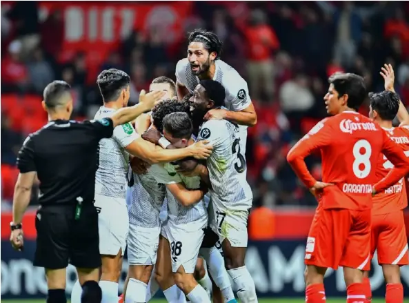  ?? CONCACAF ?? Los jugadores del Herediano celebraron a lo grande en el Nemesio Díez tras dejar tendido al Toluca.