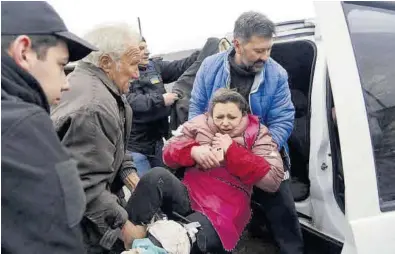  ?? ANDRII MARIENKO / AP ?? Habitantes de Vovchansk (Ucrania) trasladan a una mujer herida tras un bombardeo ruso, ayer.