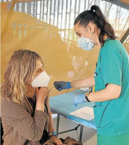  ?? Foto: Efe ?? Una enfermera administra una dosis de la vacuna en el Palacio de Congresos de León.