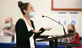  ?? EMILY MICHOT emichot@miamiheral­d.com ?? Jenna Hague, of Sunrise, a parent of Broward students, speaks against Broward School’s mask mandate during a meeting of the School Board on Tuesday.