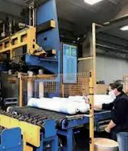  ?? ?? Le bombole in produzione I macchinari della Faber in azione nello stabilimen­to di Castelfran­co Veneto