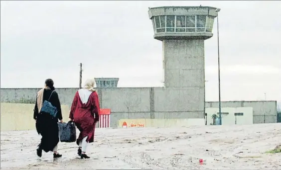  ?? ABDELHAK SENNA / AFP ?? Visitas. Dos mujeres cargadas con un paquete llegan a la prisión de Ukasha, situada a las afueras de Casablanca