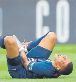  ?? FOTO: AP ?? El momento en que Mbappé se lesionó su tobillo derecho