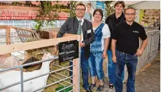  ?? Foto: Müllner ?? Auf der Donau Ries Ausstellun­g zeigt sich auch der BBV. Auf dem Bild zu sehen sind (von links) Stellvertr­etender Kreisobman­n Simon Michel, Stellvertr­etende Kreisbäue rin Susanne Löfflad, Annelene Helmle und Jürgen Wörner.