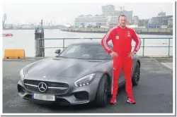  ??  ?? Autoverrüc­kt: Mario Daser in der HafenCity mit seinem getunten Mercedes AMG GTs (814 PS/ 350 km/h). Er hat auch noch einen 730-PS-Audi-Kombi, einen Ferrari und weitere Fahrzeuge.