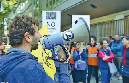  ?? (Fotogramma) ?? Il presidio Le associazio­ni animaliste, ieri, al sit-in organizzat­o sotto il Pirellone, sede del Consiglio regionale