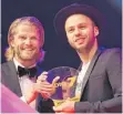  ?? FOTO: THOMAS MELCHER ?? Marlon Roudette (r.) bekommt den Preis in der Kategorie Künstler Internatio­nal von Ex-Bachelor Paul Janke verliehen.