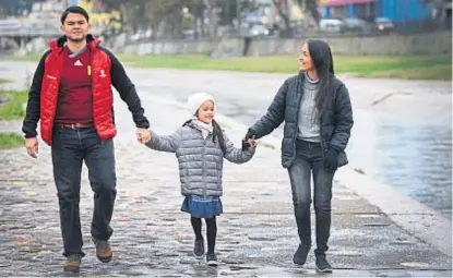  ?? (JOSÉ HERNÁNDEZ) ?? Juntos los tres. Héctor, la pequeña Antonella y Patricia, paseando por la Costanera.