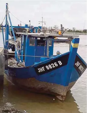  ?? PIC BY SABRAN MD SANI ?? The fishermen’s boat moored at the jetty in Pontian, Johor yesterday.