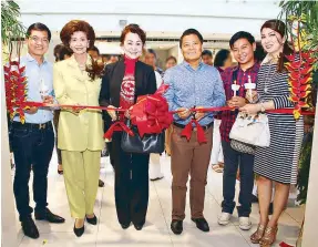  ??  ?? (From left) Kuka Home Philippine­s owner and Muebles Italiano president and CEO Noel Gonzales, Lolita Mirpuri, Baby Magtibay and lawyer Rene Puno with
Kris John Paul and Eileen Gonzales.