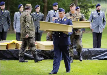  ?? Foto: EPA/Marcel van Hoorn ?? Die sterbliche­n Überreste von deutschen Soldaten des Zweiten Weltkriegs werden weiterhin, wie hier 2010, auf den Friedhof in Ysselsteyn umgebettet.