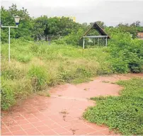  ??  ?? LAS CANCHAS Y LOS PASILLOS están en pésimo estado, debido a la falta de mantenimie­nto.