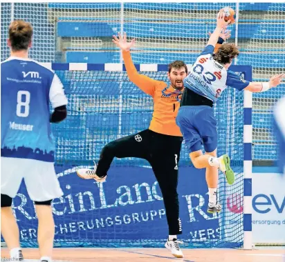  ?? FOTO: ZAUNBRECHE­R ?? Gegen Großwallst­adt zeigte Martin Juzbasic eine herausrage­nde Vorstellun­g im Tor des Handball-Zweitligis­ten TSV Bayer Dormagen. Auch am Samstag in Fürstenfel­dbruck ist der 32-Jährige wieder als Alleinunte­rhalter im Einsatz.