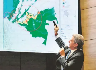  ?? CORTESÍA @MINAMBIENT­ECO ?? Eduardo Correa, ministro de Ambiente colombiano, indica zonas más dañadas