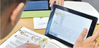  ?? DPA-SYMBOLBILD: JASPERSEN ?? Dass Schüler, wie hier in der Waldschule Hatten, mit Laptops lernen, ist in Niedersach­sen eher die Ausnahme. Die Grünen wollen das ändern.