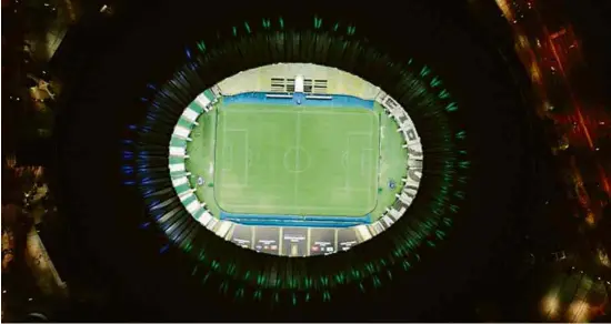  ?? Divulgação Conmebol ?? Teto do estádio do Maracanã com iluminação especial representa­ndo os times finalistas da Libertador­es, Palmeiras (verde) e Santos (azul)