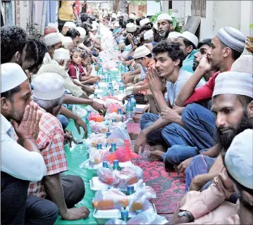  ??  ?? The Ifthar or break-fast meal for Ramadan was turned into an inter-religious event at Kokila Road in Wellawatte. About a thousand people from the area joined the Muslims’ Ifthar meal to end the day's fasting. Pic by Amila Gamage