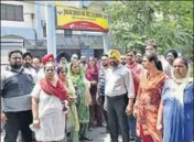  ?? GURPREET SINGH/HT ?? Relatives of the deceased Simran Kaur (right) holding protest against school authoritie­s and local police in Amritsar on Saturday.