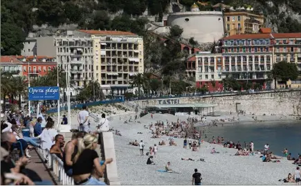  ?? (Photo Eric Ottino) ?? Selon le Dr Véronique Mondain, infectiolo­gue, rien ne justifie à ce stade les interdicti­ons de s’installer à la plage.