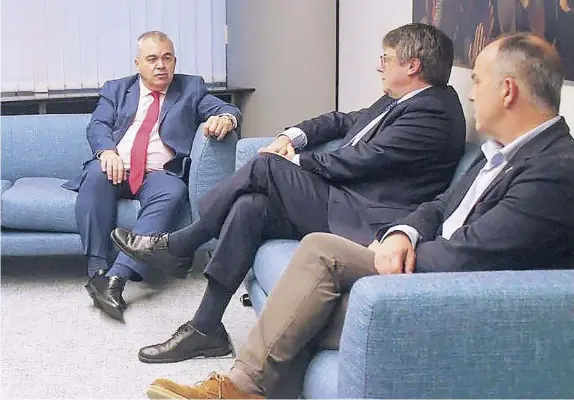  ?? ?? Imagen de la reunión entre el socialista Santos Cerdán y Carles Puigdemont
EFE